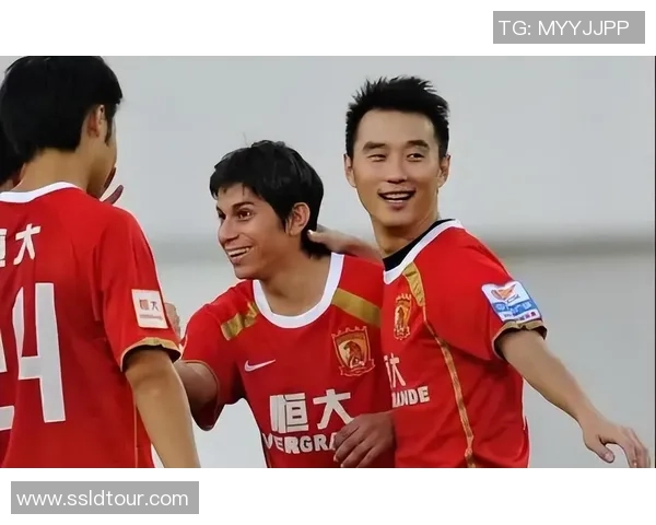 恒大足球明星签名背后的故事与球迷互动的温情瞬间 恒大足球明星签名背后的故事与球迷互动的温情瞬间