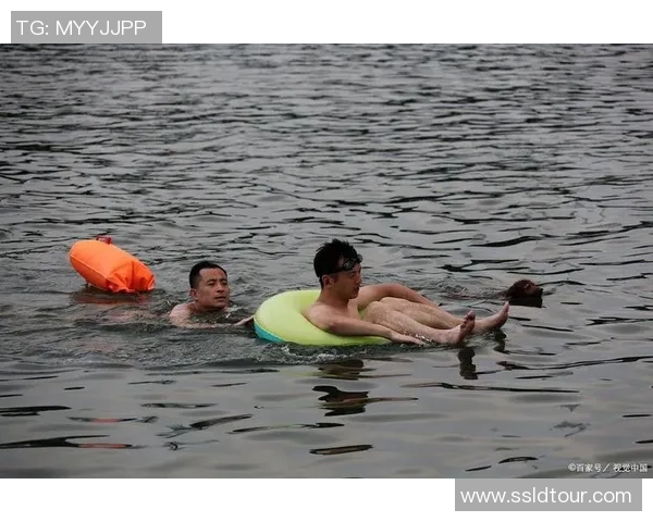 河中足球的魅力与挑战探索水上运动的新风尚与乐趣 河中足球的魅力与挑战探索水上运动的新风尚与乐趣