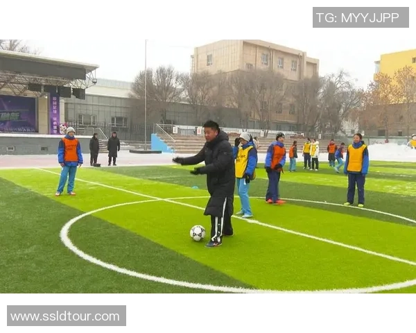 足球吕老师带你领略绿茵场上的激情与梦想,开启你的足球之旅 足球吕老师带你领略绿茵场上的激情与梦想,开启你的足球之旅