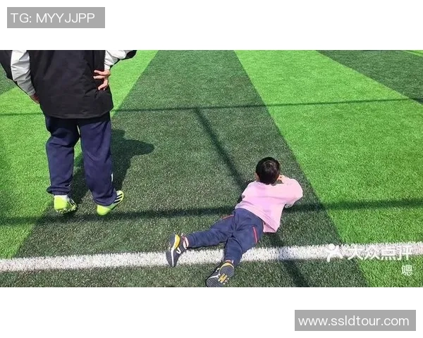 足球场上的忠实伙伴与宠物的温暖陪伴 足球场上的忠实伙伴与宠物的温暖陪伴