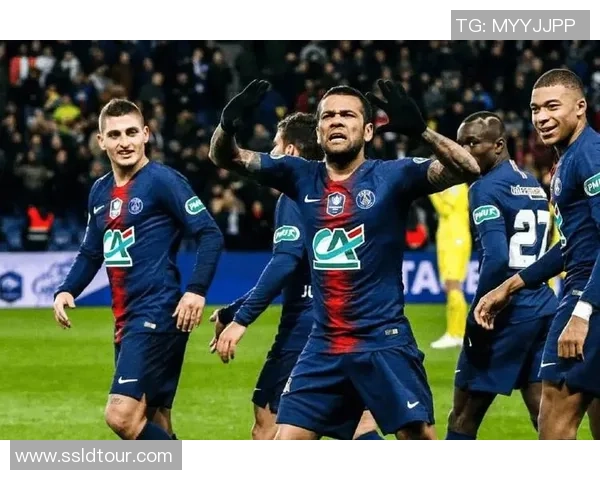 足球浏览新视角：深度解析赛事背后的战术与球员表现